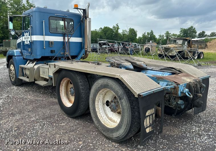 image for item EH6782 1990 Freightliner  FLD120 semi truck