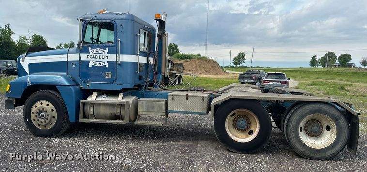 image for item EH6782 1990 Freightliner  FLD120 semi truck