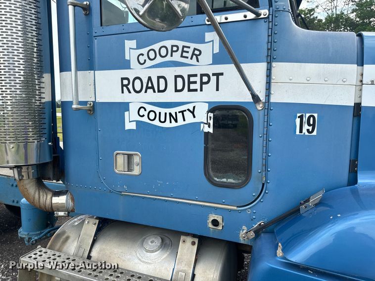 image for item EH6782 1990 Freightliner  FLD120 semi truck