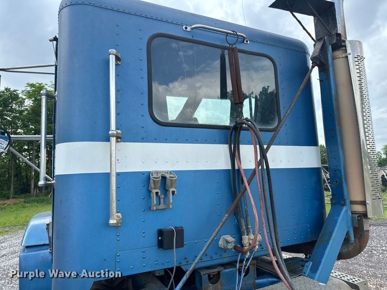 image for item EH6782 1990 Freightliner  FLD120 semi truck