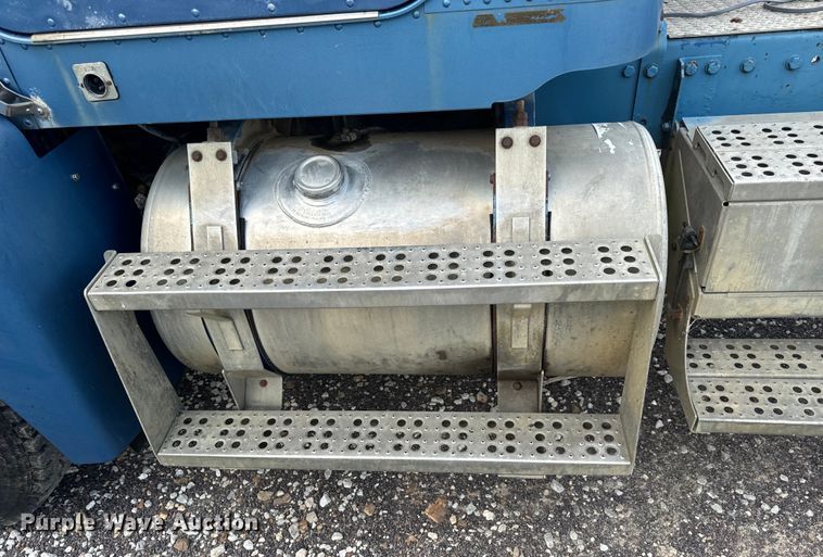 image for item EH6782 1990 Freightliner  FLD120 semi truck