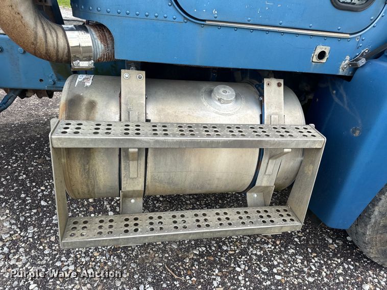 image for item EH6782 1990 Freightliner  FLD120 semi truck