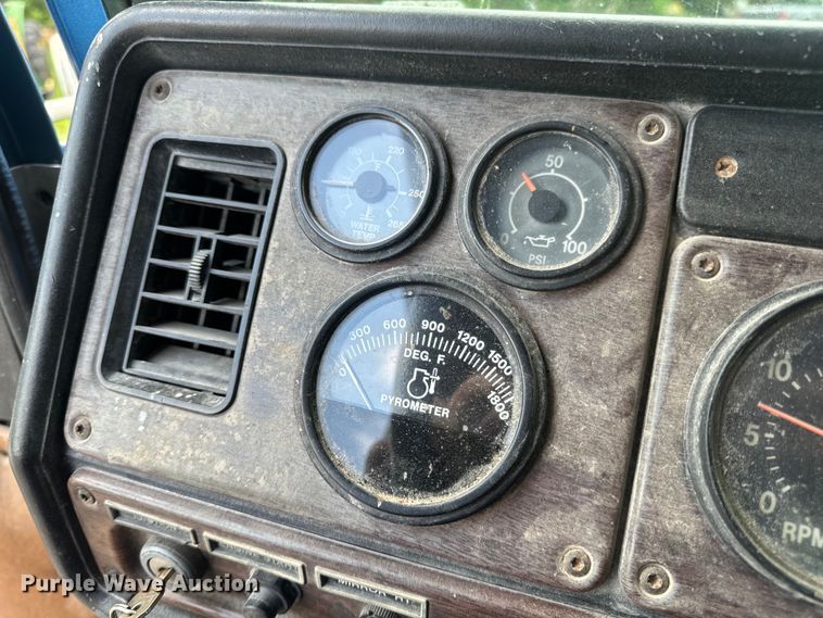 image for item EH6782 1990 Freightliner  FLD120 semi truck