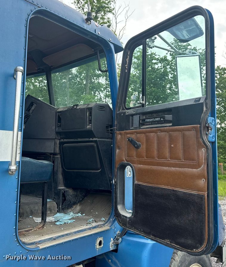 image for item EH6782 1990 Freightliner  FLD120 semi truck