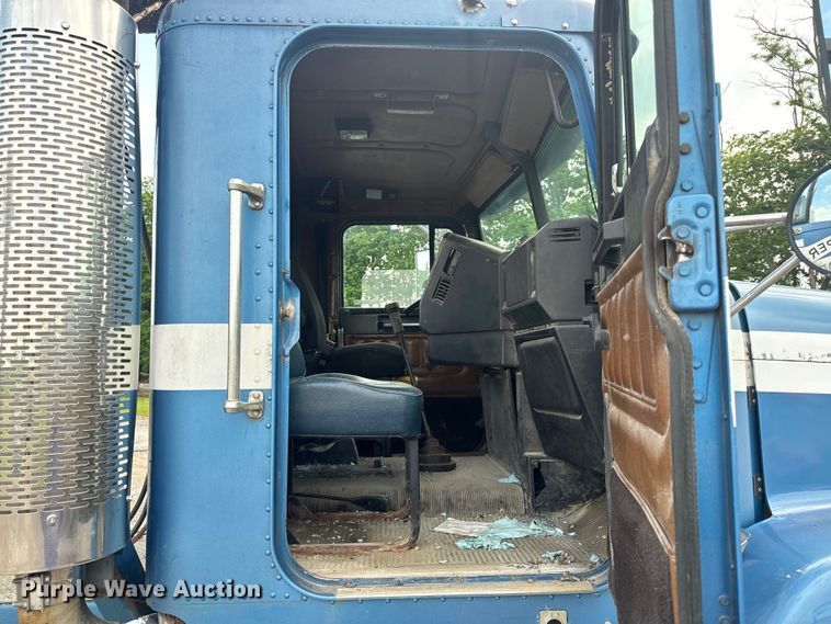 image for item EH6782 1990 Freightliner  FLD120 semi truck