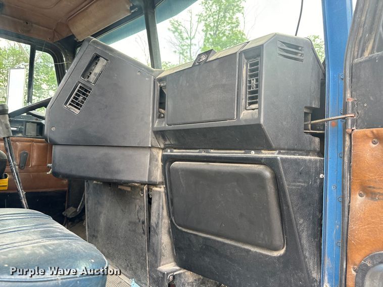 image for item EH6782 1990 Freightliner  FLD120 semi truck