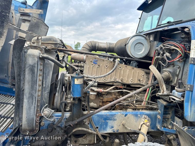 image for item EH6782 1990 Freightliner  FLD120 semi truck