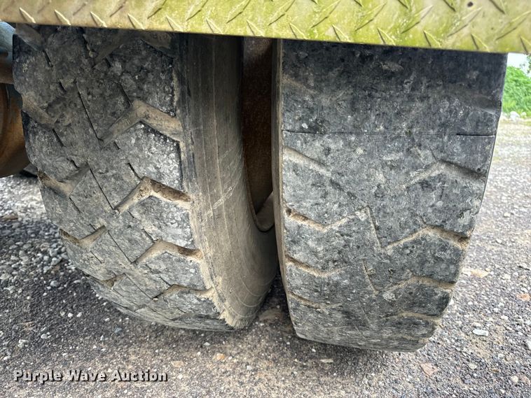 image for item EH6782 1990 Freightliner  FLD120 semi truck