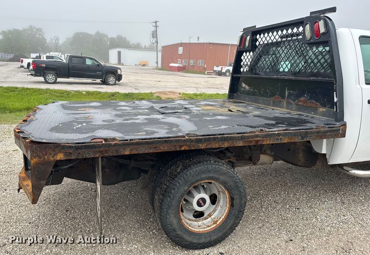 image for item EH6795 2012 GMC Sierra 3500HD flatbed pickup truck