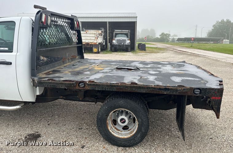 image for item EH6795 2012 GMC Sierra 3500HD flatbed pickup truck