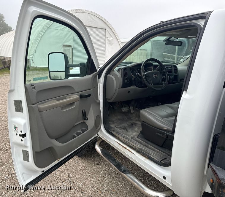 image for item EH6795 2012 GMC Sierra 3500HD flatbed pickup truck