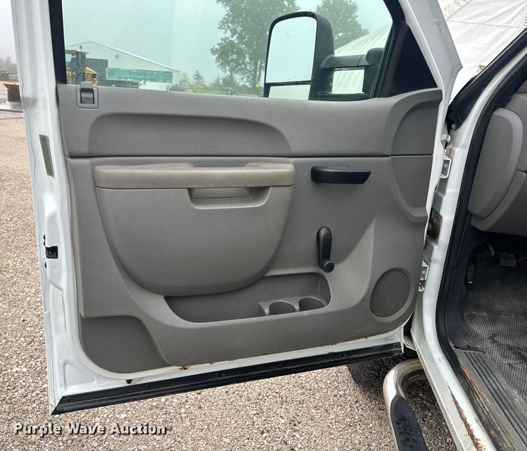 image for item EH6795 2012 GMC Sierra 3500HD flatbed pickup truck