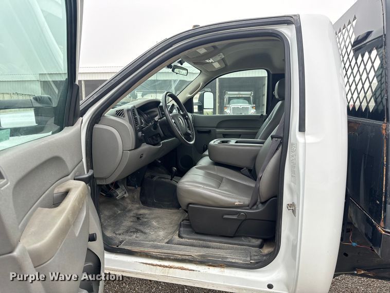 image for item EH6795 2012 GMC Sierra 3500HD flatbed pickup truck