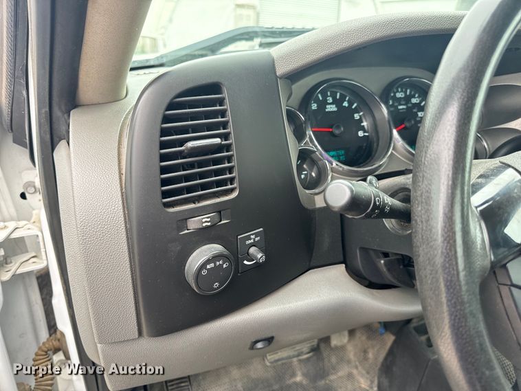 image for item EH6795 2012 GMC Sierra 3500HD flatbed pickup truck