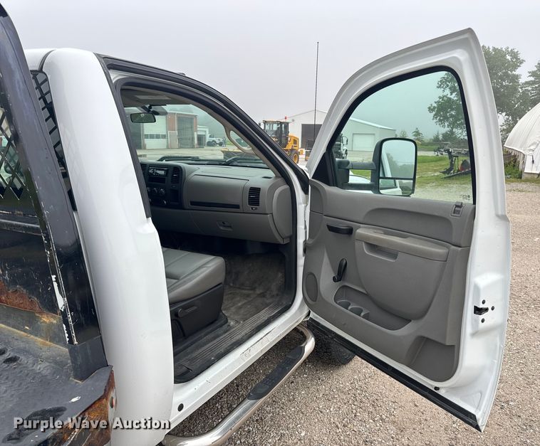 image for item EH6795 2012 GMC Sierra 3500HD flatbed pickup truck