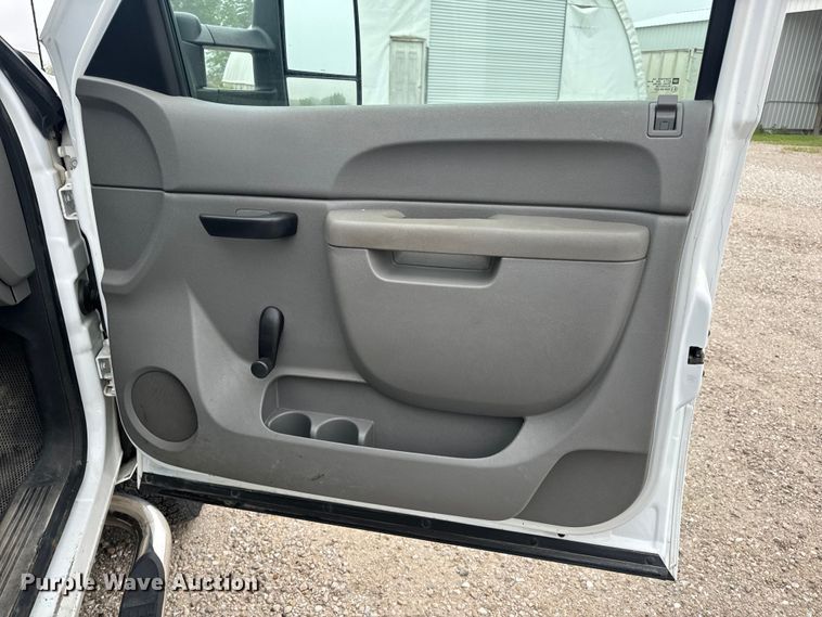 image for item EH6795 2012 GMC Sierra 3500HD flatbed pickup truck