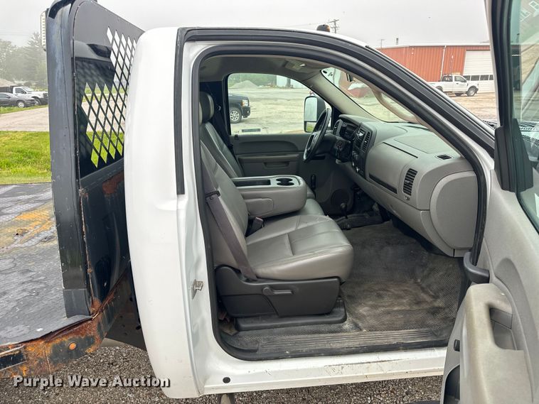 image for item EH6795 2012 GMC Sierra 3500HD flatbed pickup truck