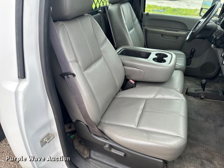 image for item EH6795 2012 GMC Sierra 3500HD flatbed pickup truck