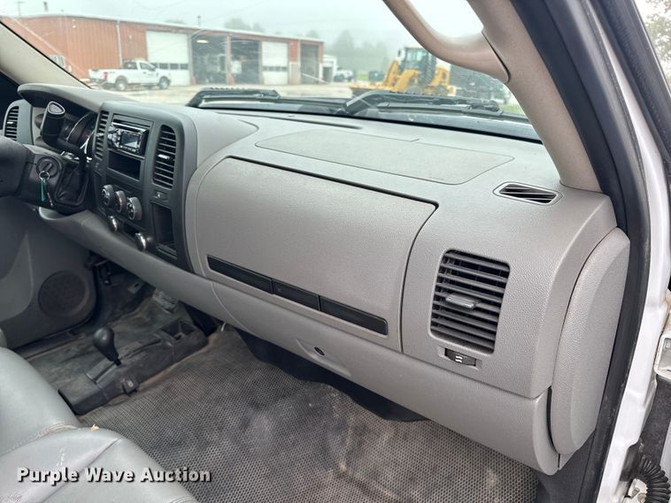 image for item EH6795 2012 GMC Sierra 3500HD flatbed pickup truck