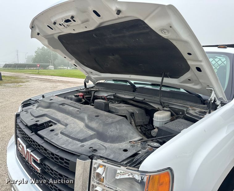 image for item EH6795 2012 GMC Sierra 3500HD flatbed pickup truck
