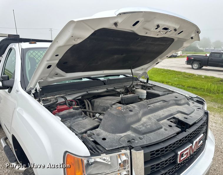 image for item EH6795 2012 GMC Sierra 3500HD flatbed pickup truck