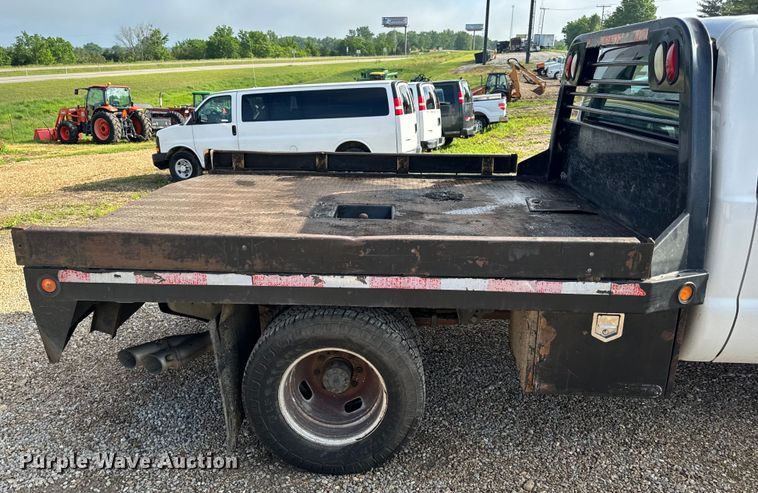 image for item EH6810 2015 Ford F350 Super Duty XL Crew Cab flatbed pickup truck