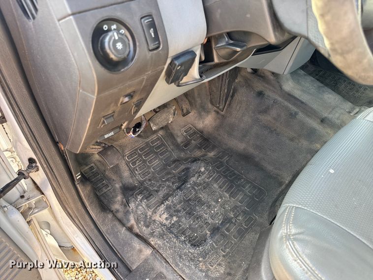 image for item EH6810 2015 Ford F350 Super Duty XL Crew Cab flatbed pickup truck