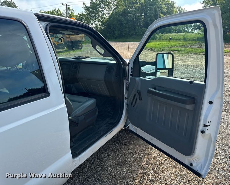 image for item EH6810 2015 Ford F350 Super Duty XL Crew Cab flatbed pickup truck