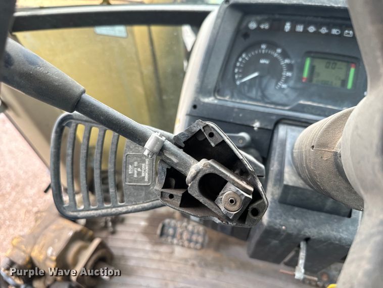 image for item EJ2815 2000 John Deere 6405 tractor