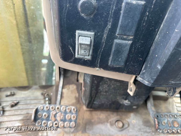 image for item EJ2815 2000 John Deere 6405 tractor