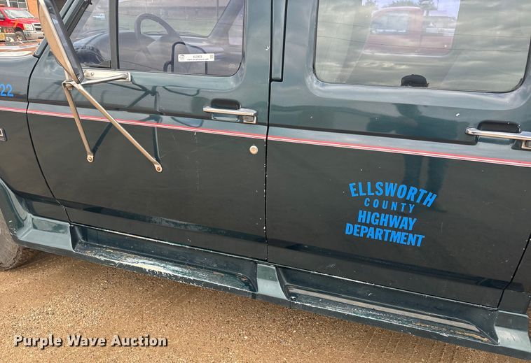 image for item EJ2823 1994 Ford F350 XLT Crew Cab flatbed pickup truck