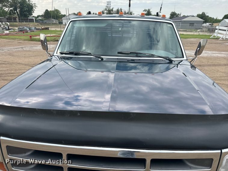 image for item EJ2823 1994 Ford F350 XLT Crew Cab flatbed pickup truck