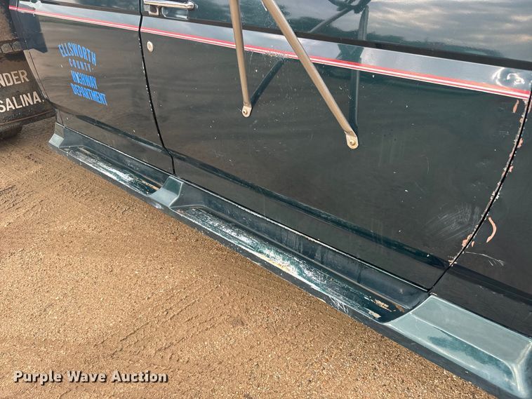 image for item EJ2823 1994 Ford F350 XLT Crew Cab flatbed pickup truck