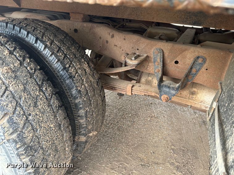 image for item EJ2823 1994 Ford F350 XLT Crew Cab flatbed pickup truck