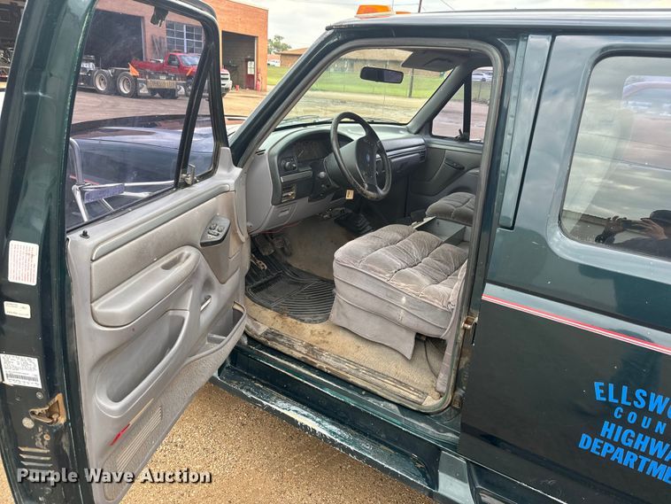 image for item EJ2823 1994 Ford F350 XLT Crew Cab flatbed pickup truck