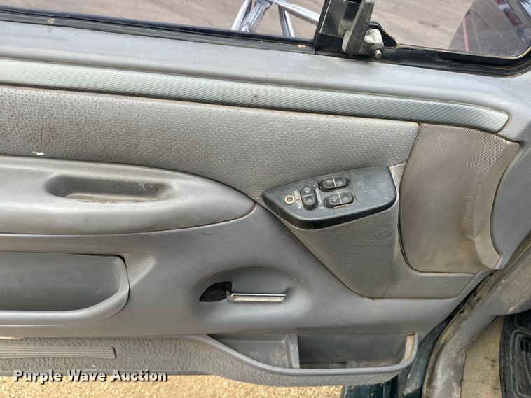 image for item EJ2823 1994 Ford F350 XLT Crew Cab flatbed pickup truck