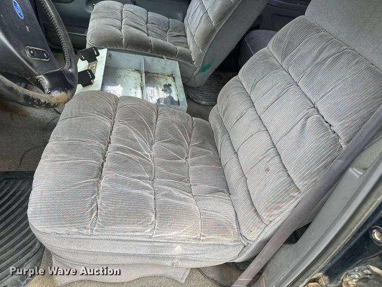 image for item EJ2823 1994 Ford F350 XLT Crew Cab flatbed pickup truck