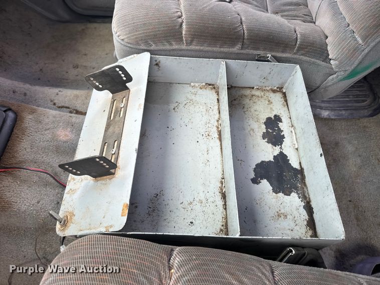 image for item EJ2823 1994 Ford F350 XLT Crew Cab flatbed pickup truck