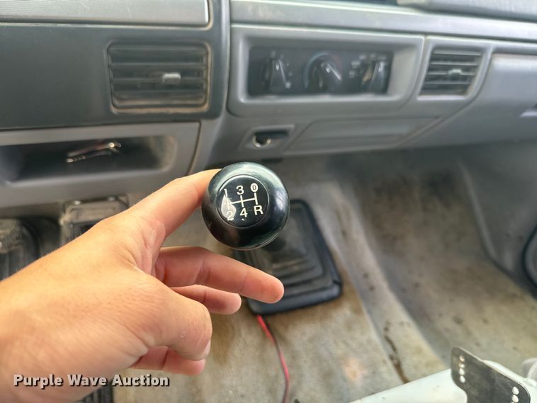 image for item EJ2823 1994 Ford F350 XLT Crew Cab flatbed pickup truck