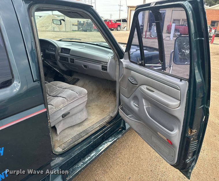 image for item EJ2823 1994 Ford F350 XLT Crew Cab flatbed pickup truck