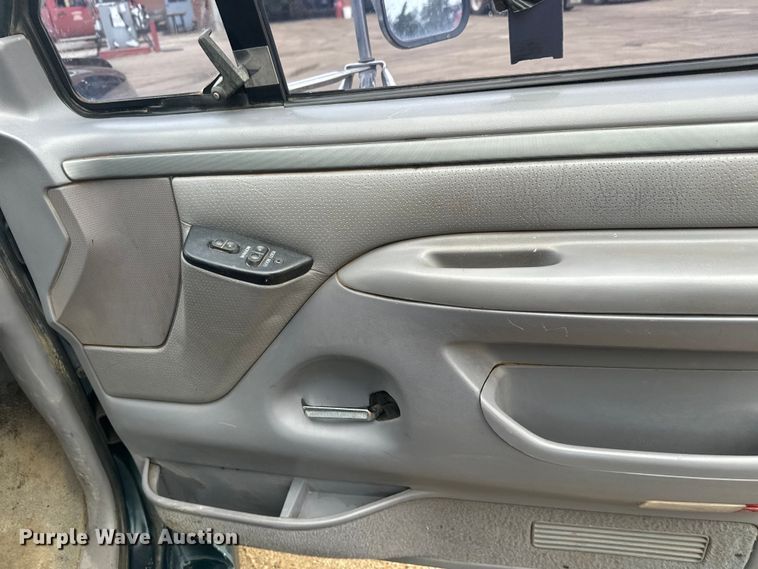 image for item EJ2823 1994 Ford F350 XLT Crew Cab flatbed pickup truck