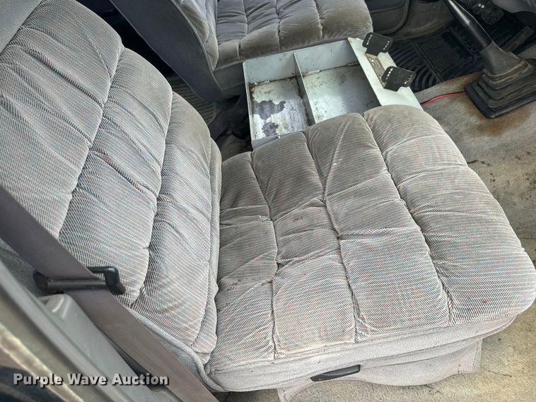 image for item EJ2823 1994 Ford F350 XLT Crew Cab flatbed pickup truck