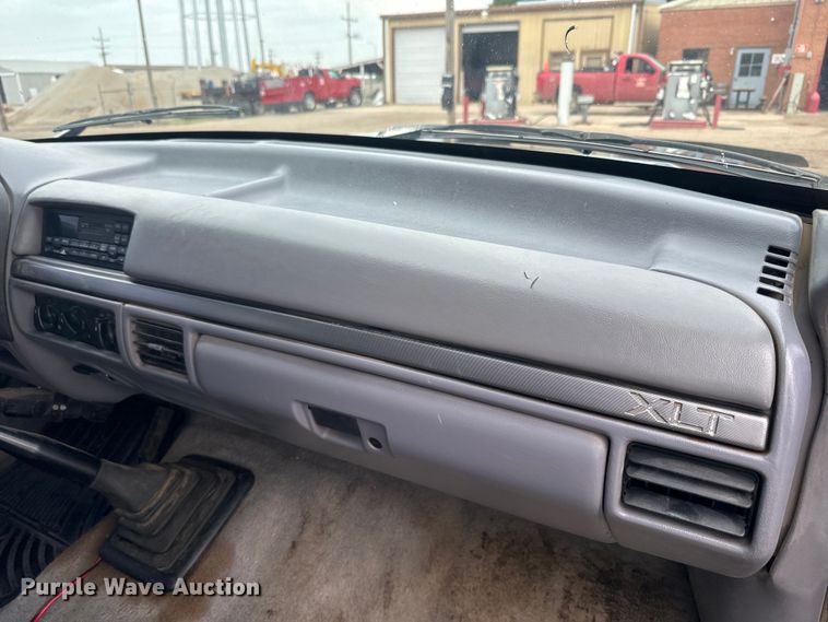 image for item EJ2823 1994 Ford F350 XLT Crew Cab flatbed pickup truck