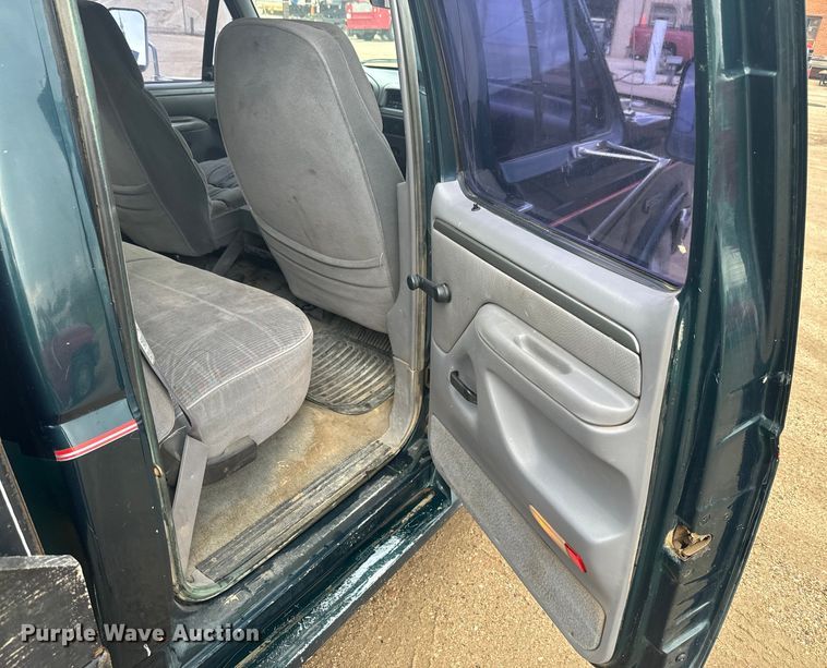 image for item EJ2823 1994 Ford F350 XLT Crew Cab flatbed pickup truck