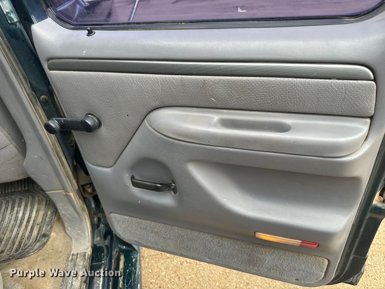 image for item EJ2823 1994 Ford F350 XLT Crew Cab flatbed pickup truck