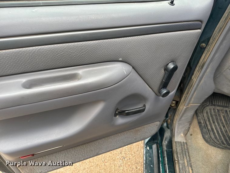 image for item EJ2823 1994 Ford F350 XLT Crew Cab flatbed pickup truck