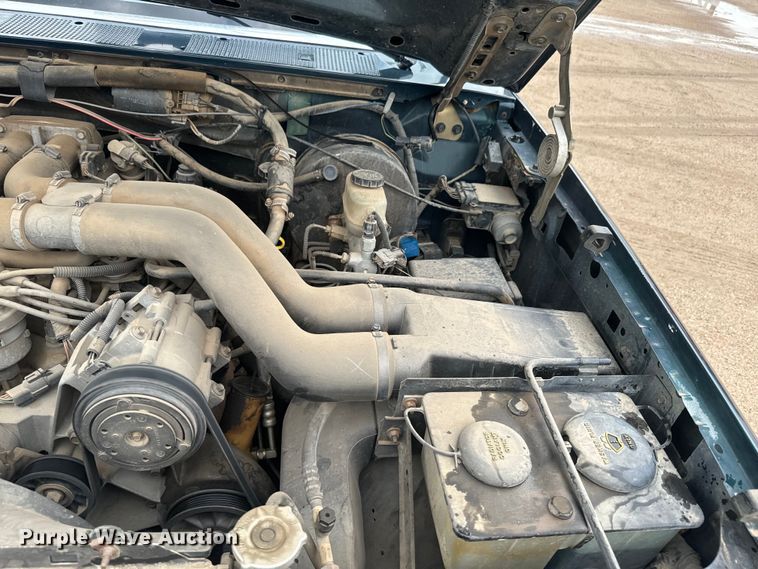 image for item EJ2823 1994 Ford F350 XLT Crew Cab flatbed pickup truck