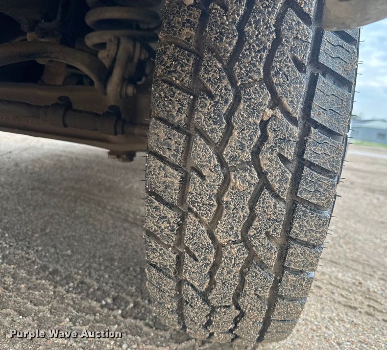 image for item EJ2823 1994 Ford F350 XLT Crew Cab flatbed pickup truck