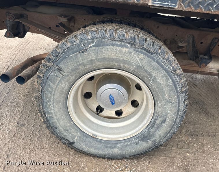 image for item EJ2823 1994 Ford F350 XLT Crew Cab flatbed pickup truck