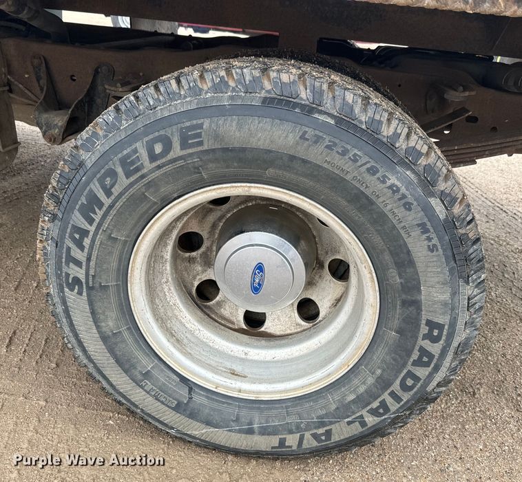 image for item EJ2823 1994 Ford F350 XLT Crew Cab flatbed pickup truck